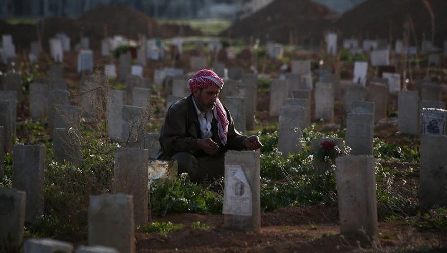 Un Syrien pleure son fils le 5 mars 2015 dans un cimetière près de Damas. Le conflit en Syrie qui entre dans sa 5e année a fait plus de 210.000 morts