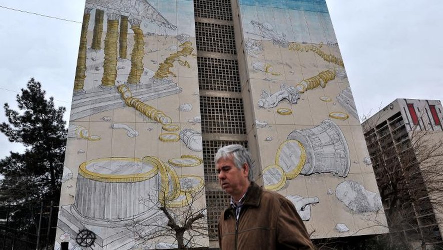 Photographie prise le 5 mars 2015 d'une peinture murale sur un immeuble de Salonique, montrant les ruines d'un temple grec dont les colonnes étaient faites de monnaies d'un euro