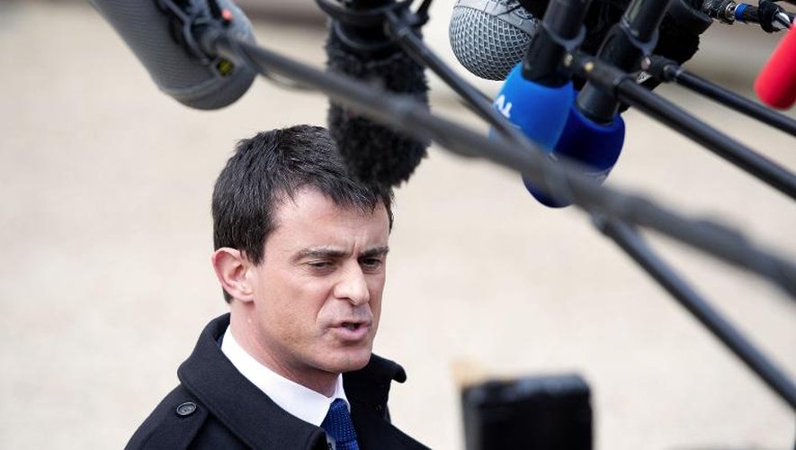 Le Premier ministre Manuel Valls s'adresse aux journalistes à la sortie du conseil des ministres le 11 mars 2015 à l'Elysée à Paris