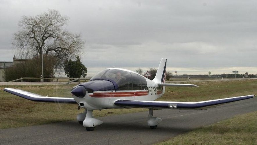 Un Robin DR 400 s'apprête à décoller, le 11 février 2002 à Prenois (Côte-d'Or), sur la piste privée de Apex aircraft, constructeur des avions de tourisme Robin