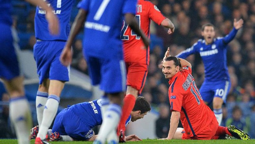 Zlatan Ibrahimovic (à terre à droite), du PSG, vient de tacler Oscar (à terre à gauche), de Chelsea, et va être exclu à la 31e minute de ce huitième de finale retour de Ligue des champions le 11 mars 2015 à Londres