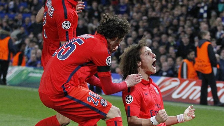 David Luiz, du PSG, à genoux après avoir égalisé contre Chelsea en Ligue des champions le 11 mars 2015 à Stamford Bridge