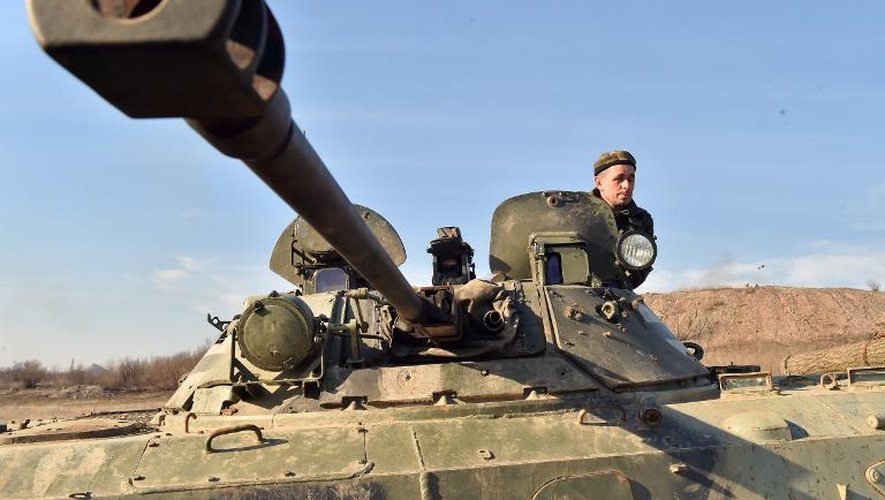 Des soldats sur la ligne de front, dans la région de Donetsk, dans l'est de l'Ukraine, le 11 mars 2015