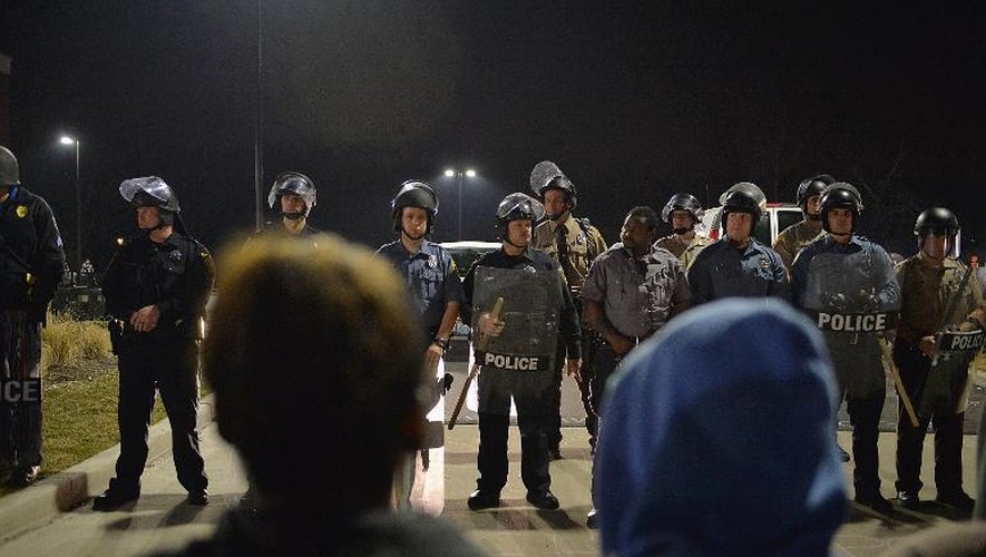 Des policiers face à des manifestants devant le commissariat de Ferguson (Missouri), le 11 mars 2015