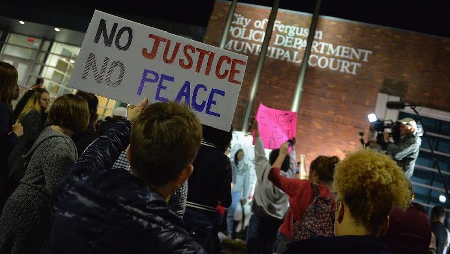 Manifestation devant le siège de la police à Ferguson (Missouri) après la démission de son responsable, le 11 mars 2015