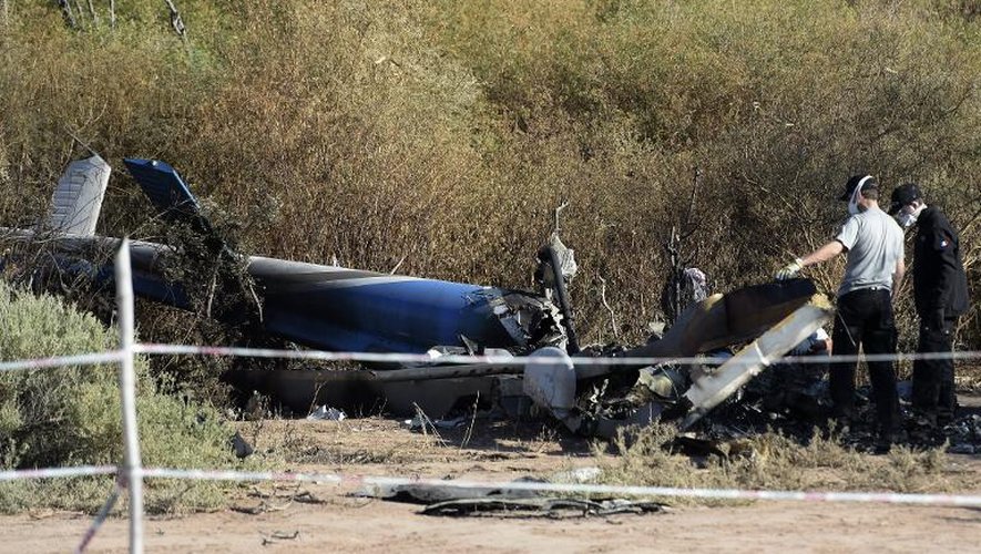 Des enquêteurs du Bureau d'Enquetes et d'Analyses (BEA) sur le lieu du crash des deux hélicoptères en Argentine, à Villa Castelli le 12 mars 2015