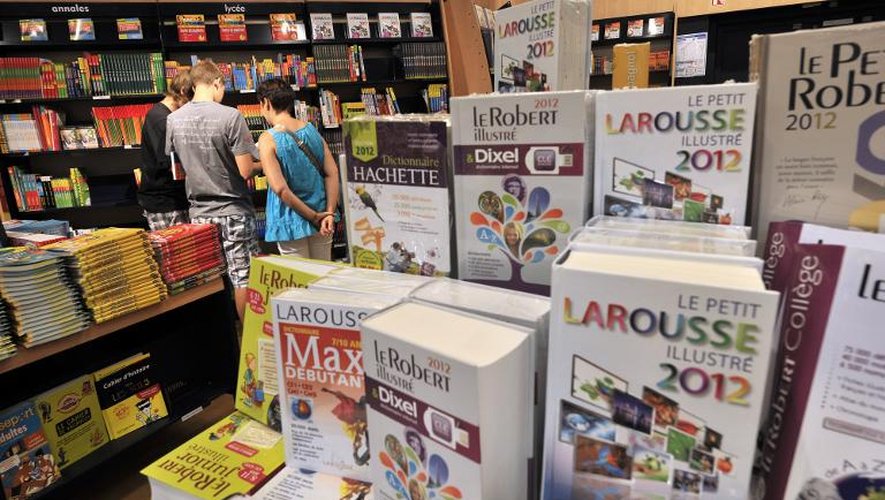 Dictionnaires alignés dans le rayon d'une librairie le 19 août 2010 à Marseille