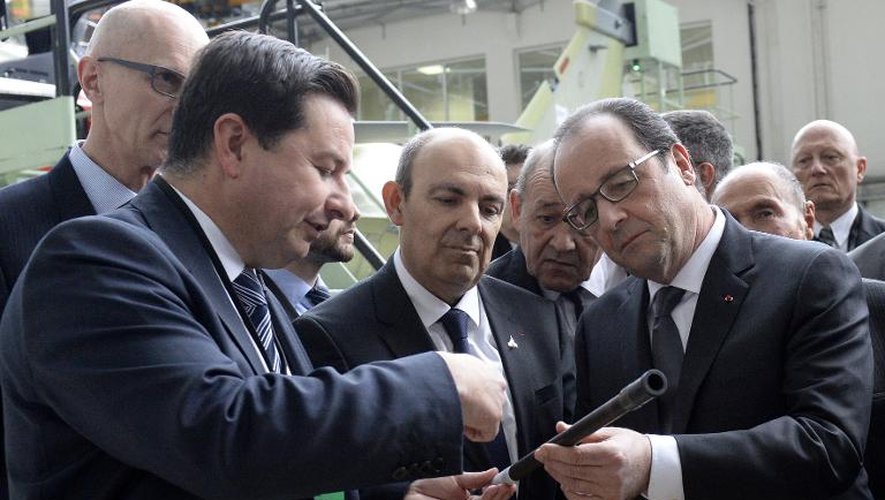Le président de Dassault Aviation Eric Trappier et François Hollande le 4 mars 2015 lors d'une visite du chef de l'Etat à l'usine de Mérignac