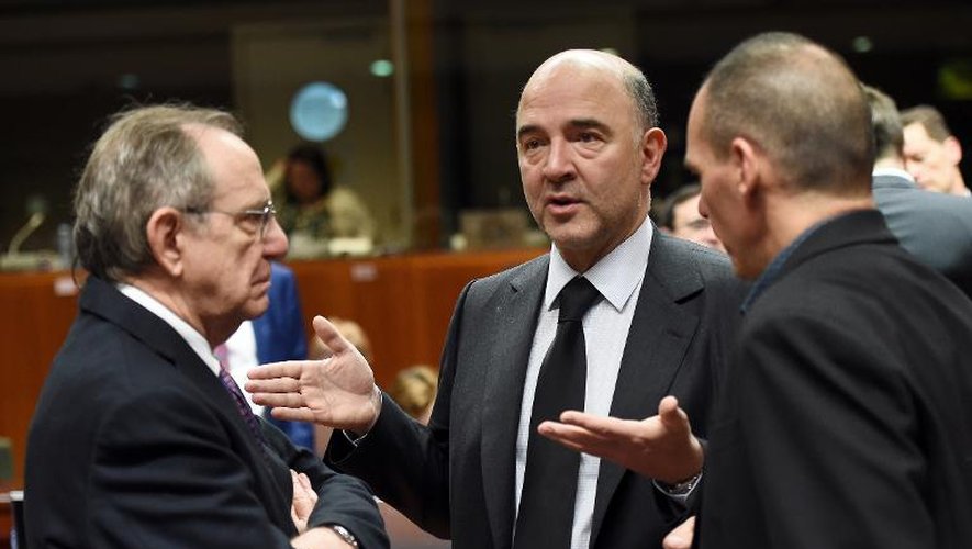 Le ministre italien des Finances Pier Carlo Padoan, le commissaire européen  Pierre Moscovici et le ministre grec des Finances Yanis Varoufakis le 10 mars 2015 à Bruxelles