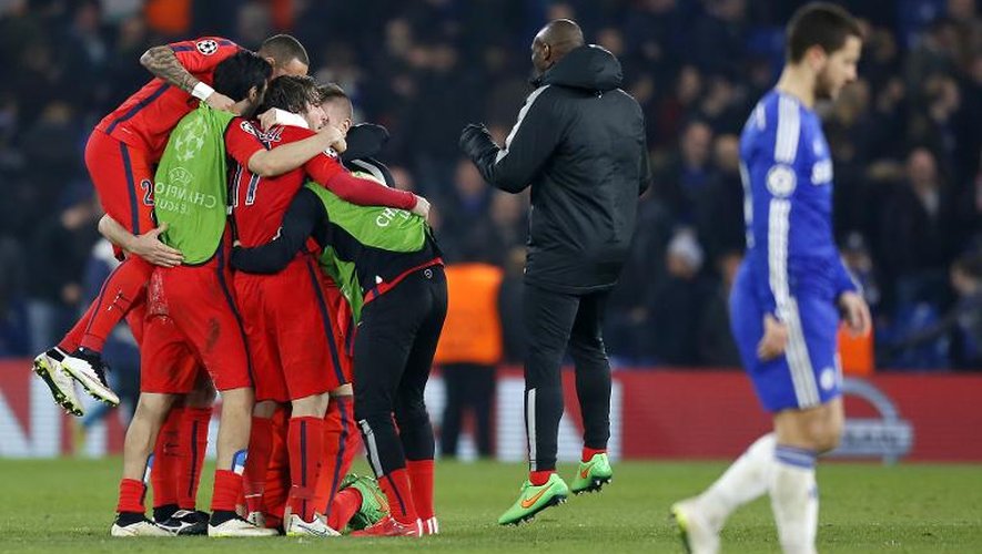 Les joueurs du PSG se congratulent après leur qualification en quarts de finale de la Ligue des champions aux dépens de Chelsea, le 11 mars 2015 à Londres