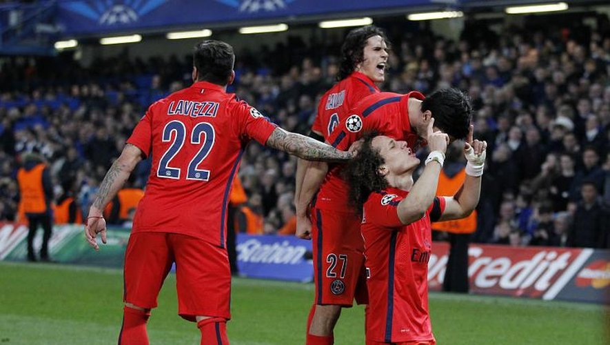 Le Brésilien David Luiz, à genoux, félicité par ses coéquipiers du PSG après son but contre Chelsea en 8e de finale de la Ligue des champions, le 11 mars 2015 à Londres