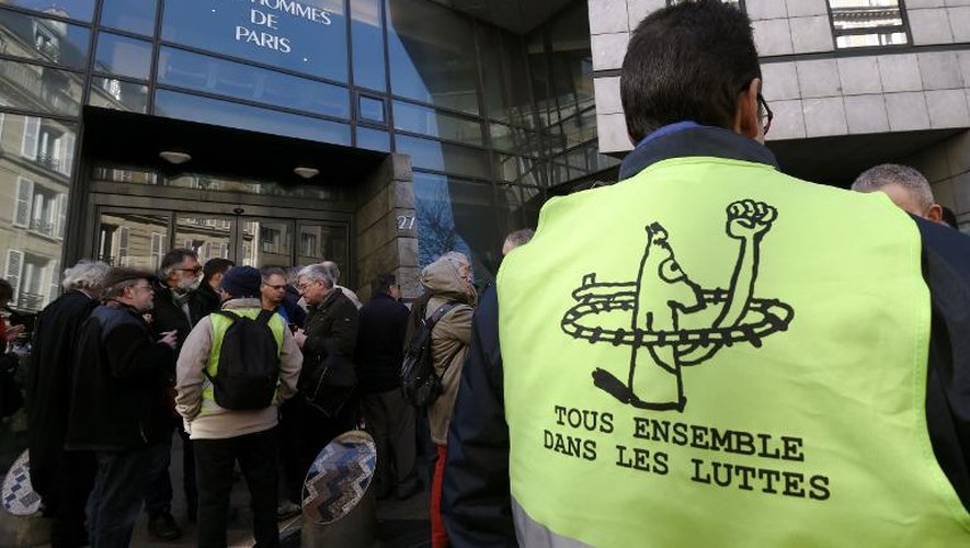 Des cheminots du syndicat SUD-rail devant le Conseil des prud'hommes de Paris, le 12 mars 2015