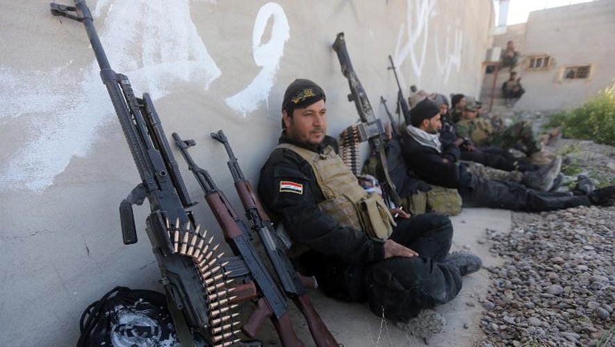 Des membres des unités de mobilisation populaire irakiennes à proximité de la ville de Tikrit, le 11 mars 2015