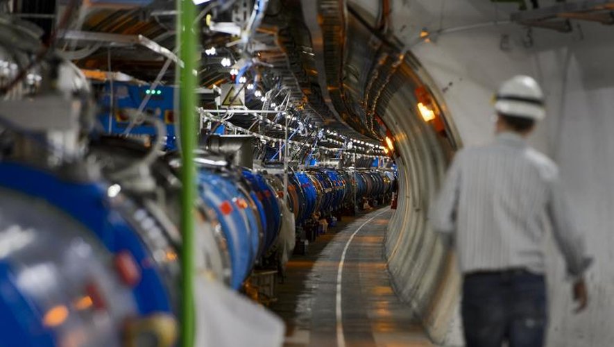 Un scientifique à l'intérieur du tunnel abritant le grand collisionneur de hadrons, le 19 juillet 2015