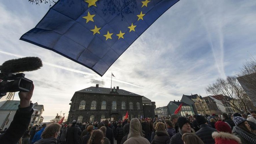 Manifestation le 24 février 2014 devant le Parlement islandais à Reykjavik pour exiger de soumettre à referendum les plans gouvernementaux d'intégration européenne
