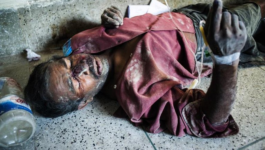 Un survivant de l'effondrement d'une usine de ciment en construction dans la ville de Mongla, dans le sud du Bangladesh, reçoit des soins par terre dans un hôpital de Khulna, le 12 mars 2015