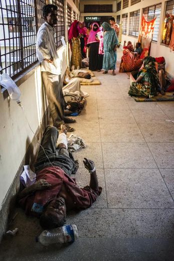 Survivants de la tragédie, le 12 mars 2015 dans un hôpital de Khulna, au Bangladesh