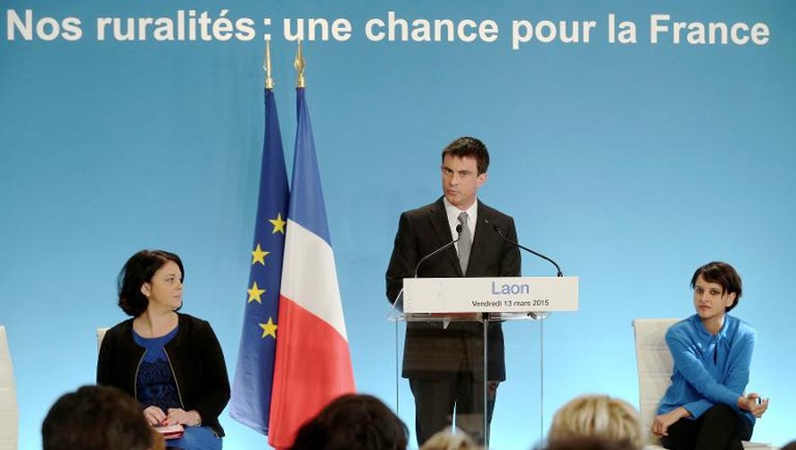 Le Premier ministre Manuel Valls (c) entouré de Sylvia Pinel (g), ministre du logement, et Najat Vallaud-Belkacem (d), ministre de l'Education, le 13 mars 2015 à Laon, dans l'Aisne