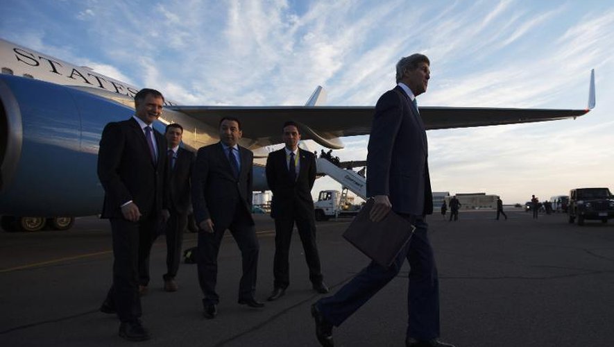 Le secrétaire d'Etat américain John Kerry (d) a atterri à Charm el-Cheikh, le 13 mars 2015, accueilli par l'ambassadeur des Etats-Unis en Egypte Stephen Beecroft (g)