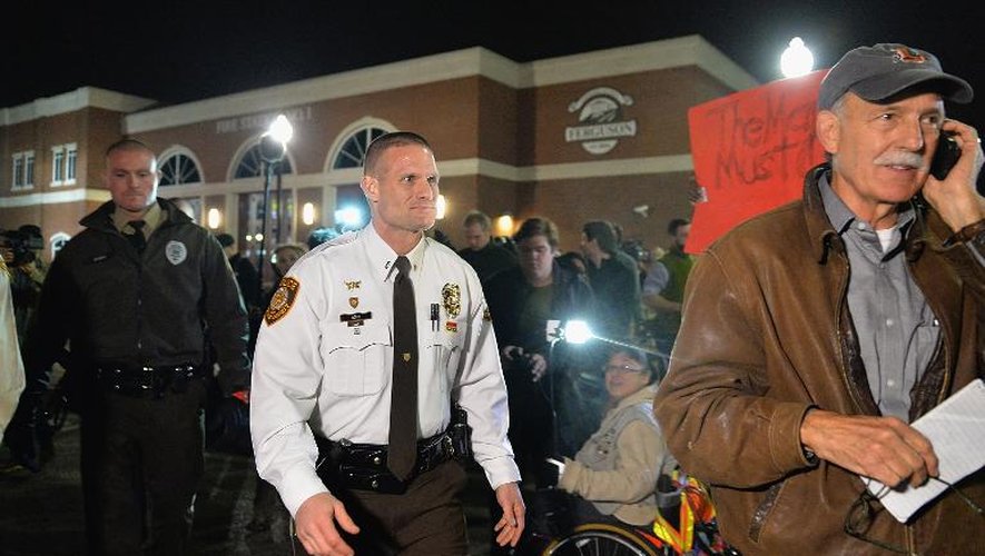 Le lieutenant Jerry Lohr passe au milieu des manifestants le 13 mars 2015 devant le poste de police à Ferguson
