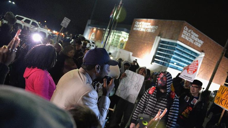 Des manifestants le 12 mars 2015 devant le poste de police à Ferguson