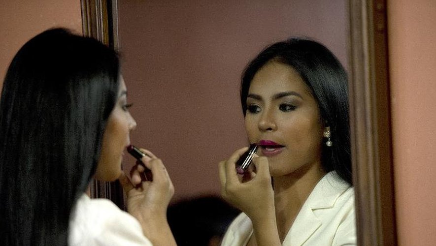 L'ancienne femme de chambre Janicel Lubina, 19 ans, se maquille lors d'une formation aux concours de beauté à Manille, le 20 janvier 2015