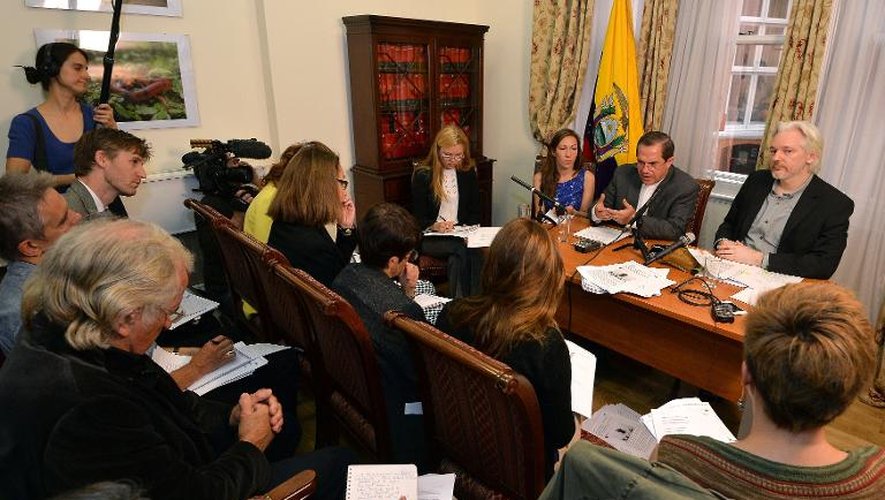 Julian Assange (d) et le ministre équatorien des Affaires étrangères Ricardo Patino répondent à des questions des journalistes le 18 août 2014 à l'ambassade de l'Equateur à Londres