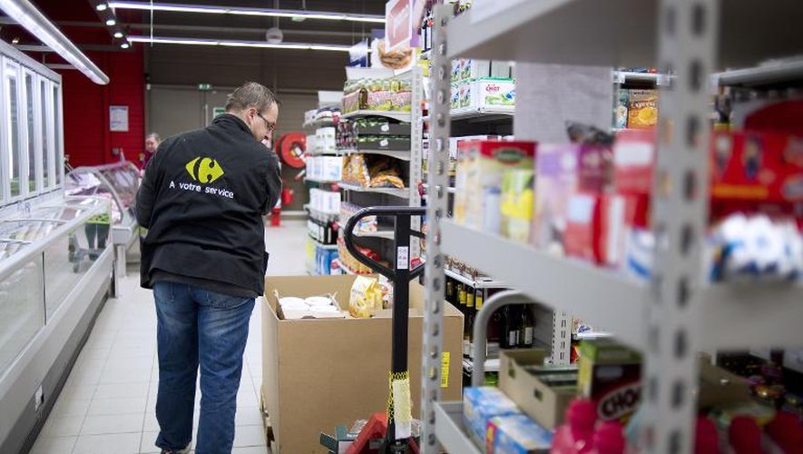 Un employé de Carrefour au travail dans un hypermarché de l'ouest de la France, le 28 janvier 2015