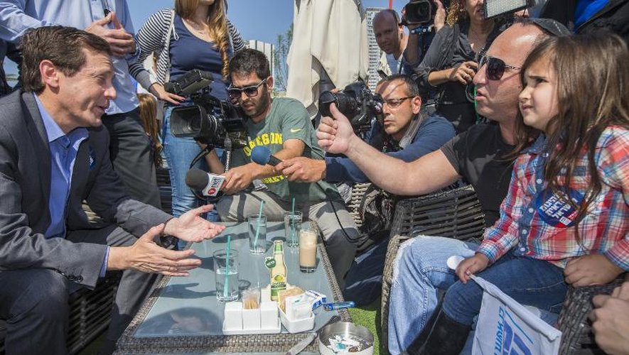 Le candidat de l'opposition travailliste Isaac Herzog discute avec des supporteurs avant un meeting de campagne le 13 mars 2015 à Ashdod, une ville côtière israélienne