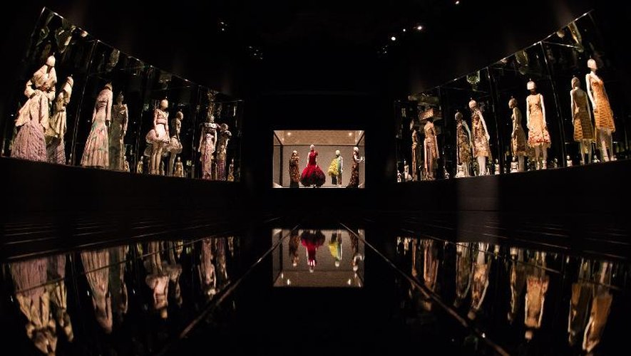 Des créations spectaculaires d'Alexander McQueen présentées au Victoria and Albert Museum de Londres dans une exposition d'envergure dédiée au couturier britannique