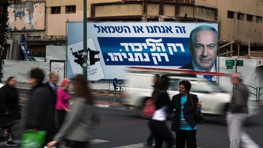 Une affiche de campagne électorale du Likoud, le parti du Premier ministre israélien Benjamin Netanyahu le 12 mars 2015 à Ramat Gan, dans le centre d'Israël