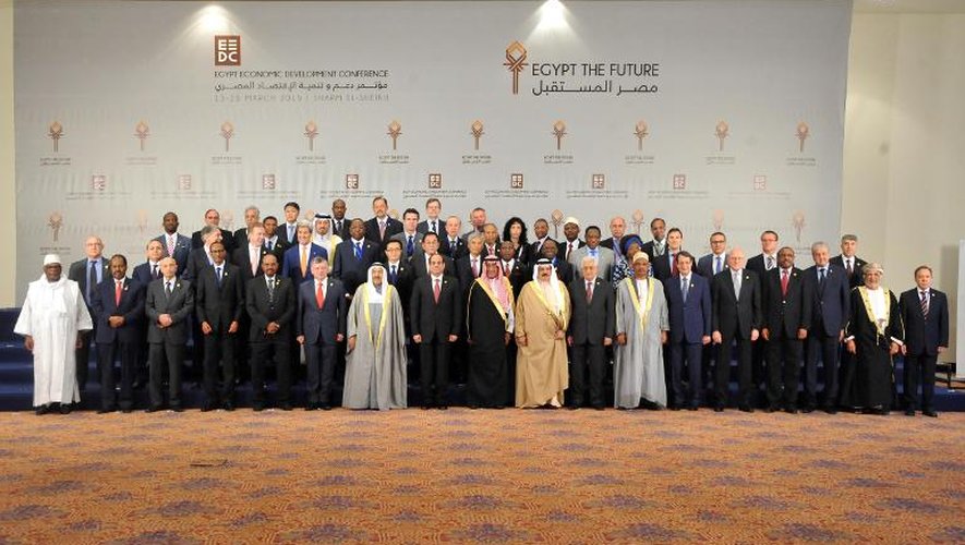 Le président égyptien Abdel Fattah al-Sisi (c) aux côtés des participants à une conférence économique internationale visant à attirer des investisseurs étrangers en Egypte, le 13 mars 2015 à Charm el-Cheikh