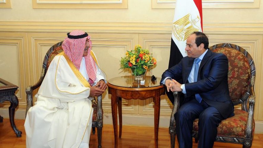 Le président égyptien Abdel Fattah al-Sisi (c) avec le prince d'Arabie saoudite Muqrin bin Abdulaziz al-Saud, à Charm el-Cheikh le 13 mars 2015