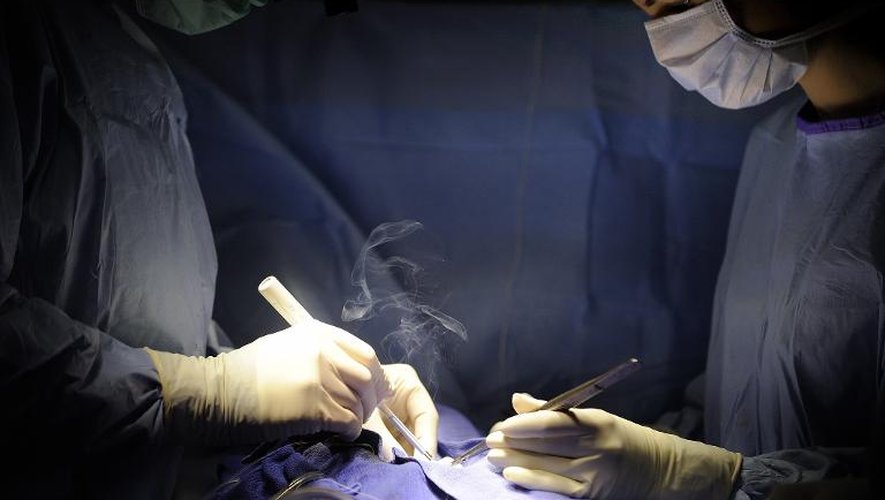 Des chirurgiens lors d'une opération du coeur au CHU d'Angers, le 24 octobre 2013