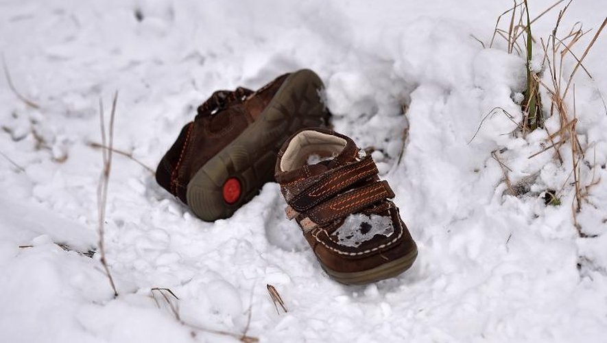 Une paire de chaussures d'enfant laissée sur la neige à Backi Vinogradi, un village serbe frontalier de la Hongrie, par où de nombreux Kosovars essaient d'entrer dans l'Union européenne