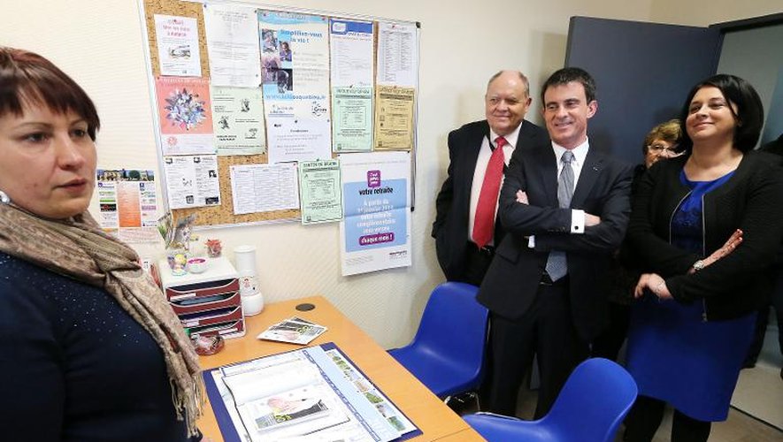 Le Premier ministre Manuel Valls (c) et la ministre du Logement, Sylvia Pinel (d) visitent le 13 mars 2015 la maison des services publics de la ville de Vailly-sur-Aisne, dans l'Aisne