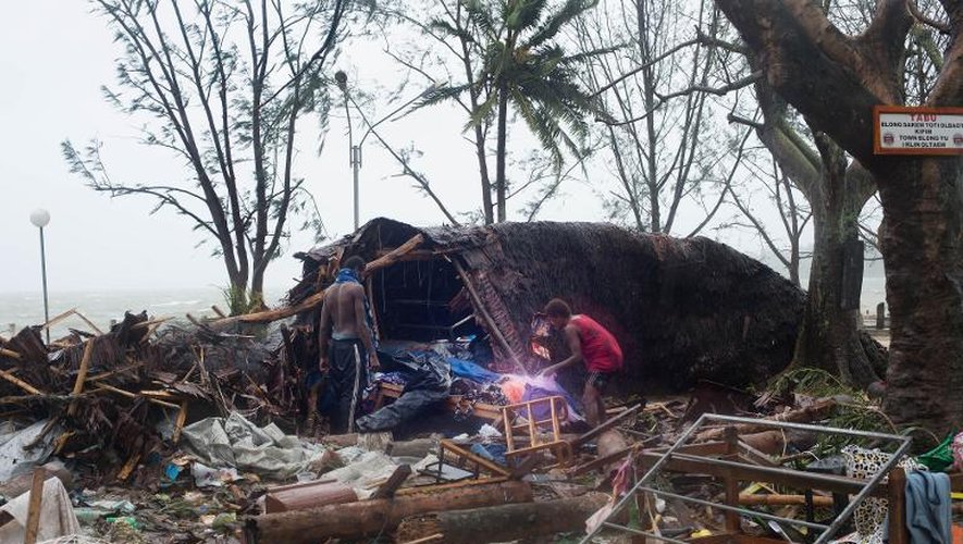 Des habitants de Port Vila au milieu des maisons détruites après le  passage du cyclone Pam le 14 mars 2015 à Vanuatu