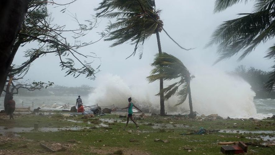 La capitale Port Vila balayée par des vents violents lors du passage du  cyclone Pam le 14 mars 2015 à Vanuatu