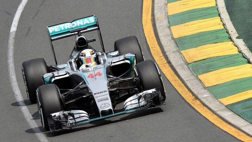 Lewis Hamilton au volant de sa Mercedes AMG Petronas lors des essais le 14 mars 2015 sur le circuit de l'Albert Park, à Melbourne