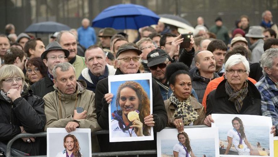 Plusieurs personnes se sont réunies à Nice pour rendre hommage à la nageuse Camille Muffat, le 14 mars 2015