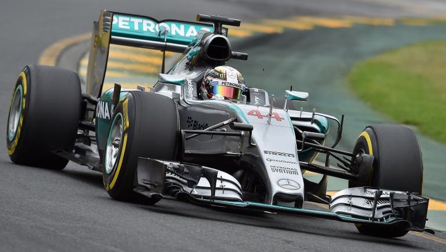 Le pilote britannique de Mercedes AMG Lewis Hamilton au volant de sa monoplace lors des essais qualificatifs du Grand Prix d'Australie à Melbourne, le 14 mars 2015