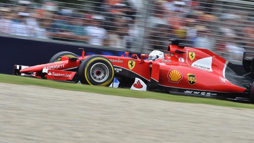 La Ferrari de Sebastian Vettel sur le circuit Albert Park lors des essais qualificatifs du Grabd Prix d'Australie à Melbourne, le 14 mars 2015