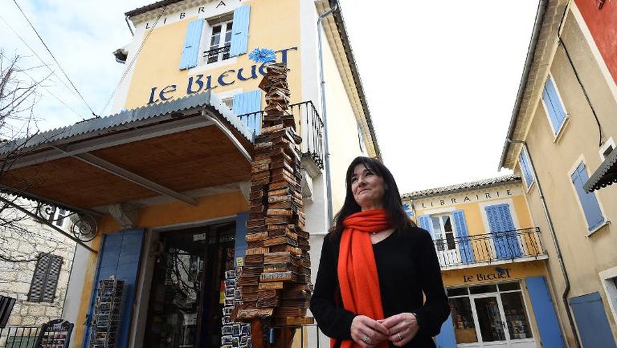 Christine Rey, la nouvelle patronne, le 17 février 2015 devant la librairie "Le Bleuet" Banon