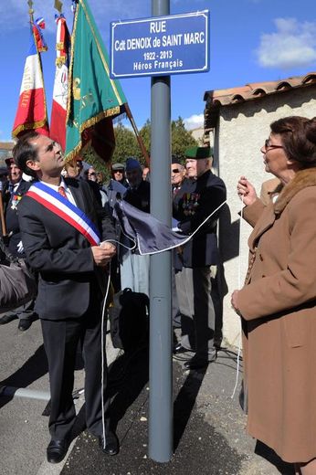 Le maire de Béziers Robert Ménard a officiellement donné à une rue le nom d'Hélie Denoix de Saint-Marc, un militaire partisan de l'Algérie française à Béziers le 14 mars 2015