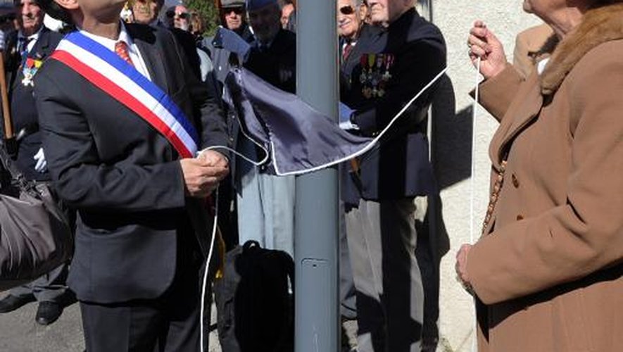 Le maire de Béziers Robert Ménard a officiellement donné à une rue le nom d'Hélie Denoix de Saint-Marc, un militaire partisan de l'Algérie française à Béziers le 14 mars 2015
