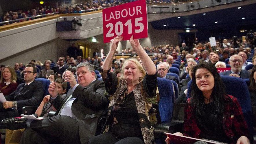 Une militante du Labour écoute le meeting de Ed Miliband à Birmingham, le 14 mars 2015