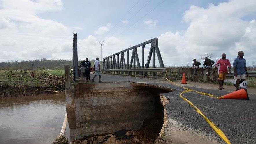 Un pont endommagé par le cyclone Pam, près de Port Vila au Vanuatu, le 15 mars 2015