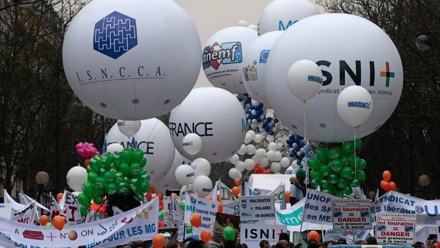 Rassemblement de médecins et personnel de santé libéraux le 15 mars 2015 à Paris pour protester contre le projet de loi santé