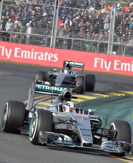 Lewis Hamilton devant son coéquipier de l'écurie Mercedes-AMG, Nico Rosberg, lors du GP d'Australie à Melbourne, le 15 mars 2015