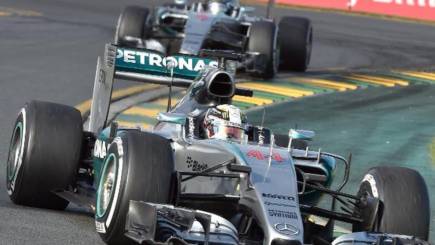 Lewis Hamilton devant son coéquipier de l'écurie Mercedes-AMG, Nico Rosberg, lors du GP d'Australie à Melbourne, le 15 mars 2015